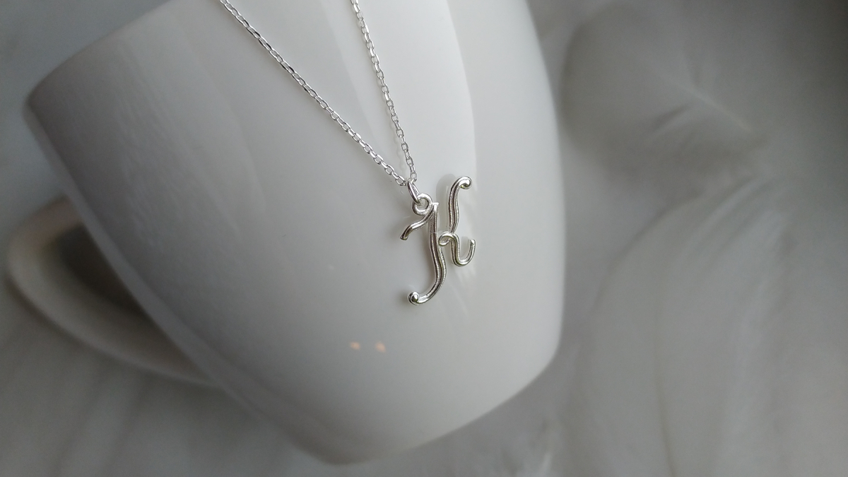 Naszyjnik z literką. Te subtelne ozdoby okazują się hitem Naszyjnik z literką. Te subtelne ozdoby okazują się hitem