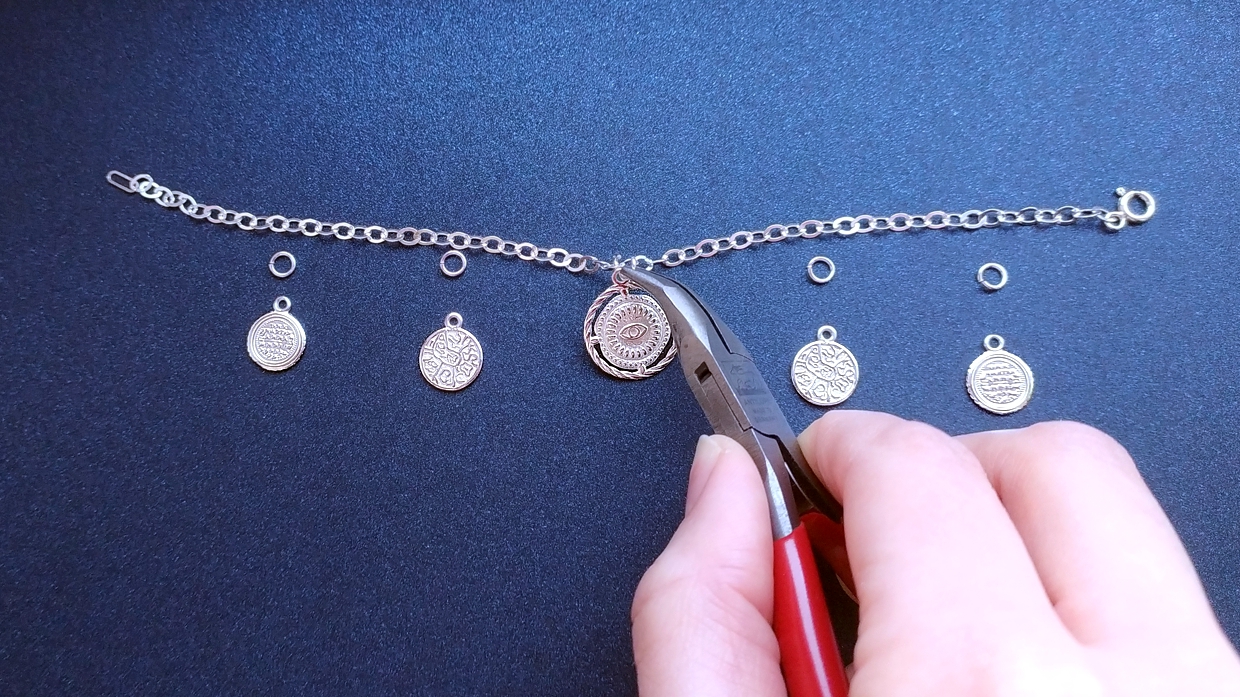 Doczepianie zawieszek do bransoletki