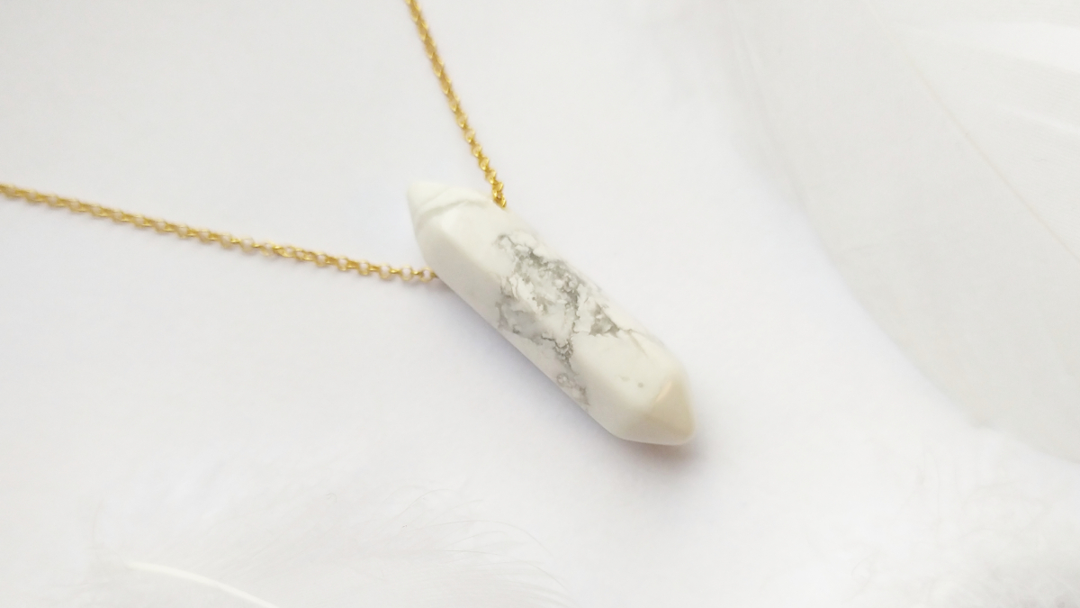 Kamień naturalny Howlit marmurowy - grot, sopel, amulet - duży 32x9 mm