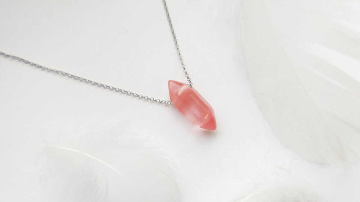 Kamień naturalny Kwarc malinowy - grot, sopel, amulet - mały 20x9 mm