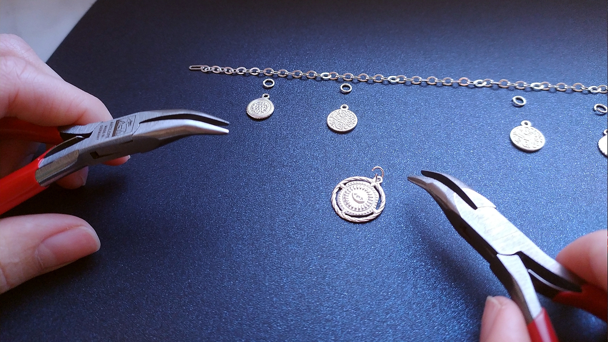 Zakładanie ogniwek do bransolety