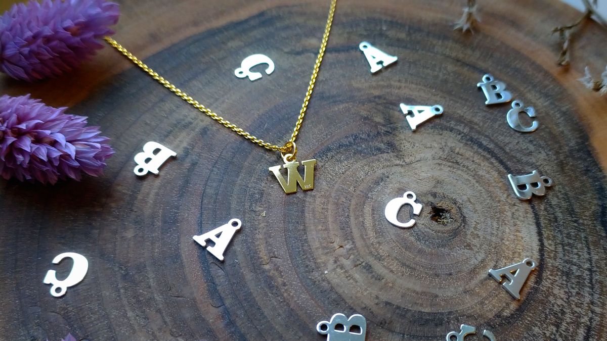 Złocenie wisiorków literek